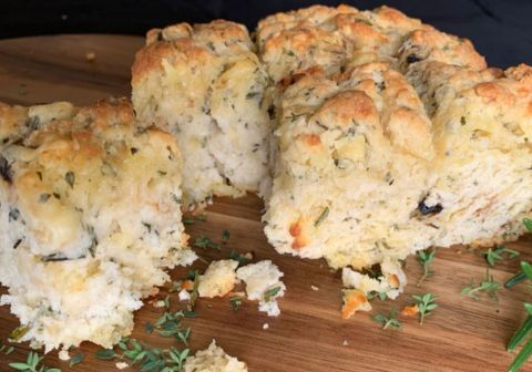 homemade-black-garlic-bread